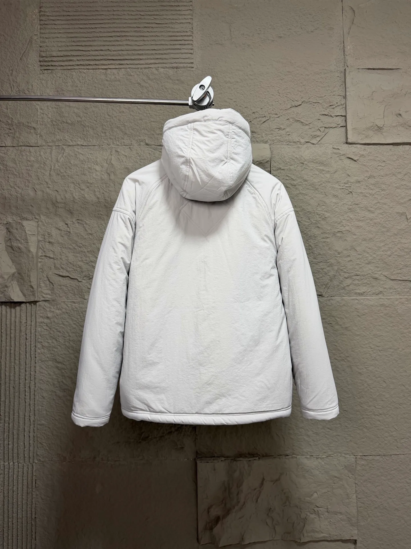 𝐂𝐀𝐍𝐀𝐃𝐀 𝐆𝐎𝐎𝐒𝐄/Canada Goose Reversible Lamb Wool Hooded Jacket ▫️Wear it twice, unlocking two styles, taking into account both texture and practical wear. ▫️One side is made of fluffy lambswool fabric, which has a full and soft texture, is skin-friendly, locks in warmth, has a dense velvet feel and is not easy to shed; ▫️The other side is made of anti-wrinkle nylon woven fabric, which has a fine texture, is lightweight and wind-resistant, and is easy to take care of daily. ▫️Classic raglan cut, loose and not bulky, suitable for many body shapes; hooded design, windproof and neck protection, more secure for autumn and winter travel. ▫️Metal zippers and snap pockets, neat and precise routing, exquisite details, and practical storage. ▫️Low-key logo, simple and high-end, unobtrusive brand texture. COLOUR: Black Gray Khaki color SIZE: S M L XL XXL